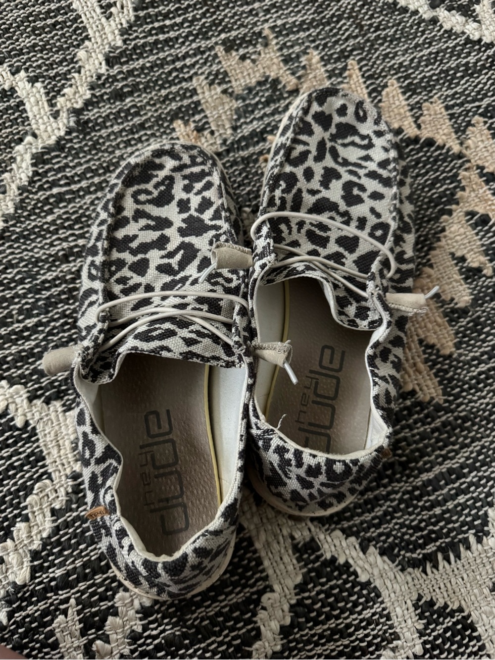 Hey Dude Women’s Leopard Print Slip-On Slippers in Black and White size 9 - Picture 3 of 4